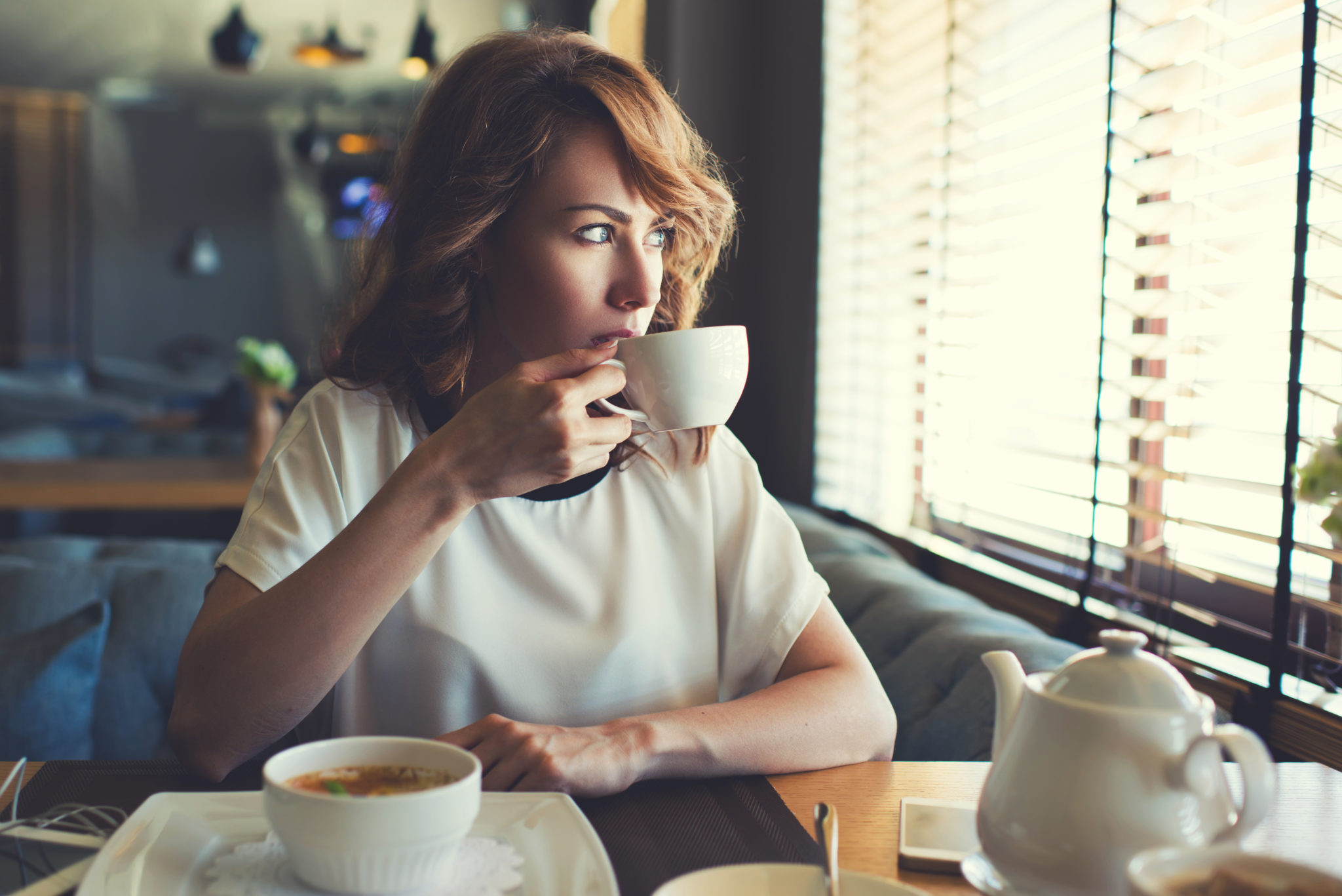 Фото девушек с кофе. Девушка в кафе. Девушка пьет кофе. Женщина с чашкой кофе. Задумчивая девушка в кафе.